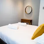 Central, Stylish 3 Bed Apartment With Sea Views