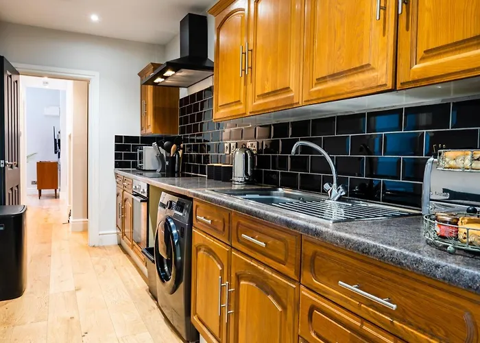 Central, Stylish 3 Bed Apartment With Sea Views