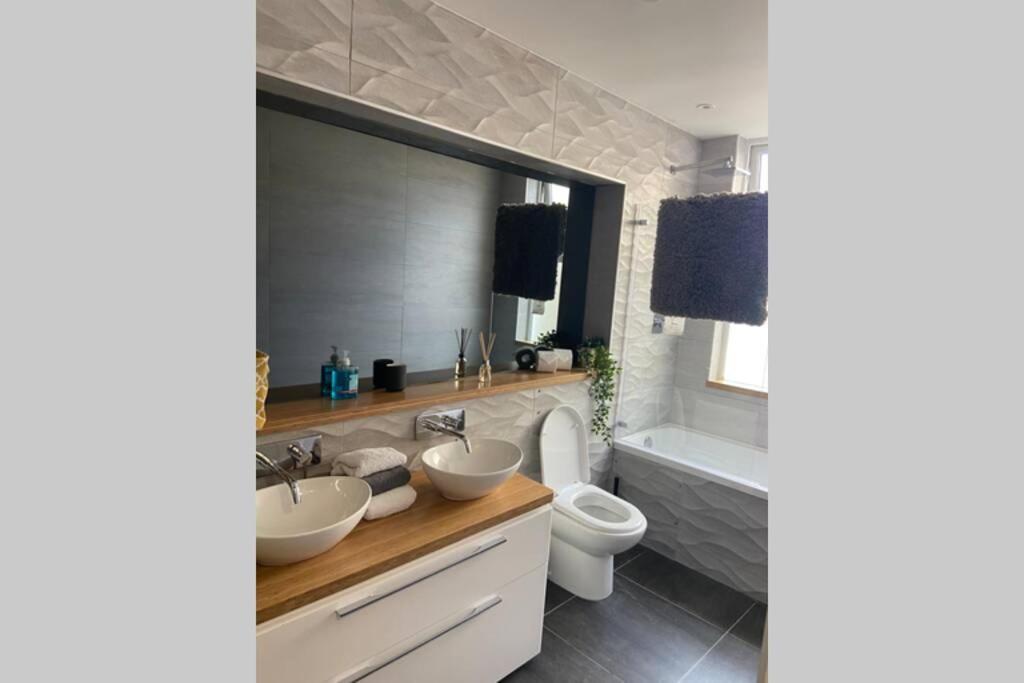 Central, Stylish 3 Bed With Sea Views Apartment