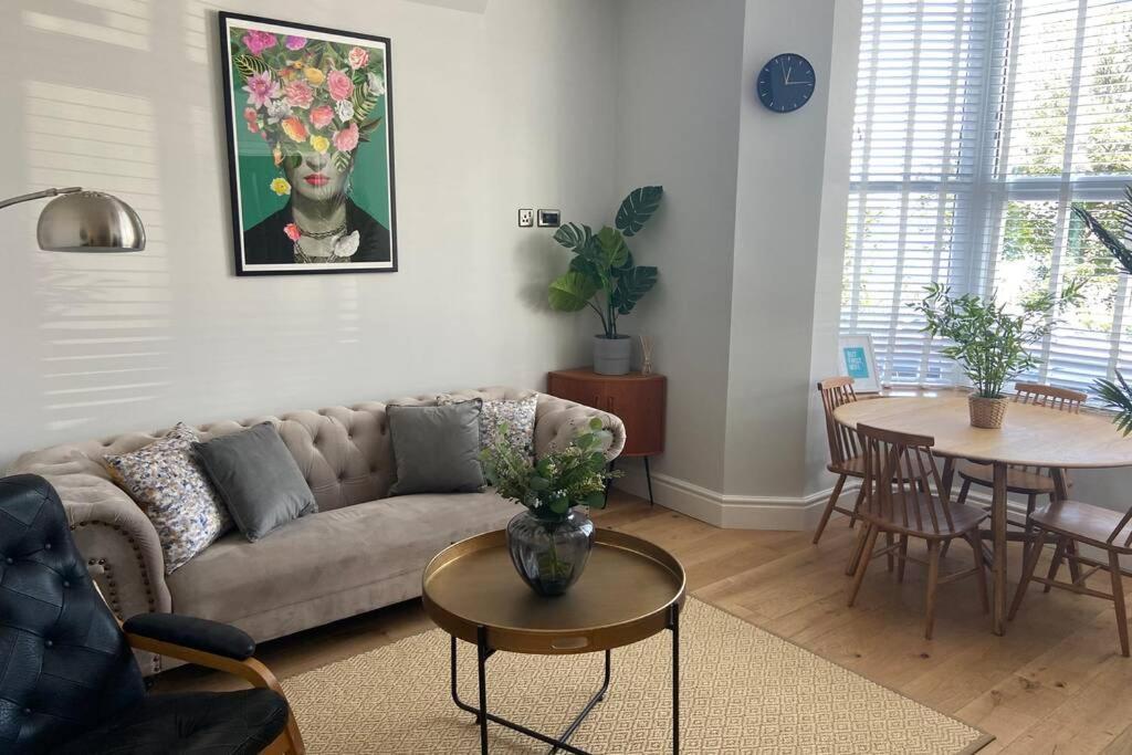 Central, Stylish 3 Bed With Sea Views Newquay (Cornwall)