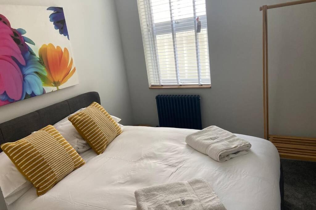 Apartment Central, Stylish 3 Bed With Sea Views *