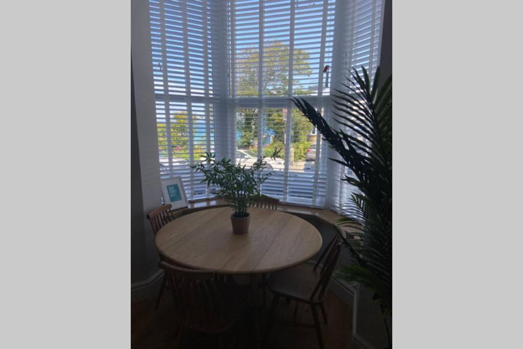 Apartment Central, Stylish 3 Bed With Sea Views
