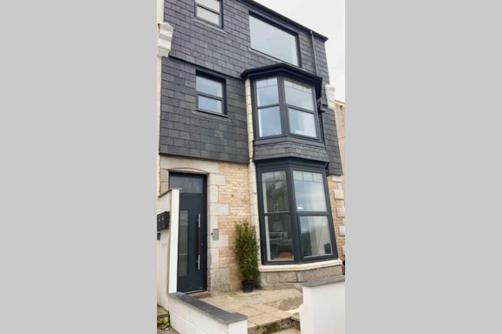 Central, Stylish 3 Bed With Sea Views Apartment *