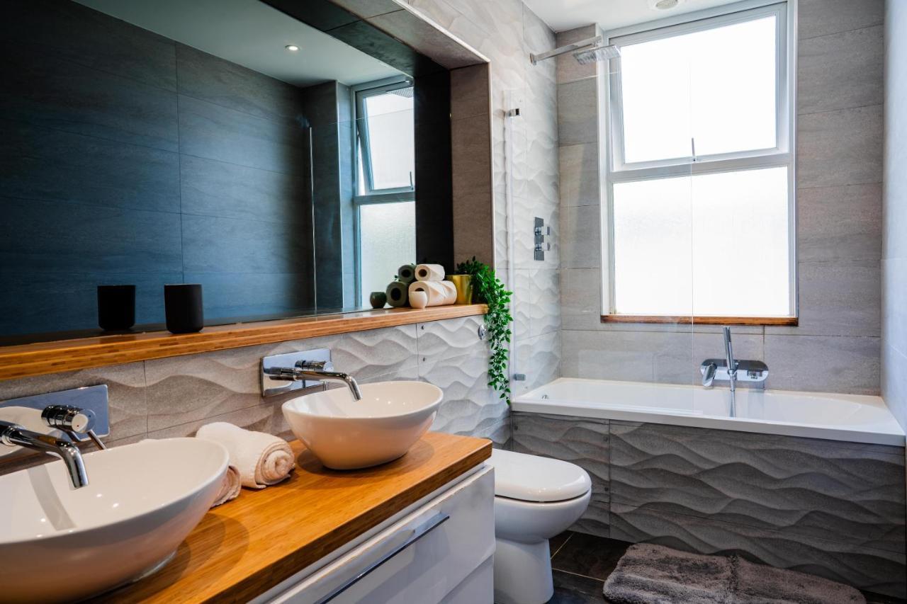 Central, Stylish 3 Bed With Sea Views Apartment