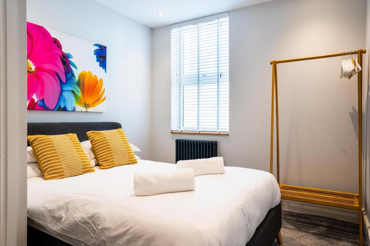 Central, Stylish 3 Bed With Sea Views Apartment *