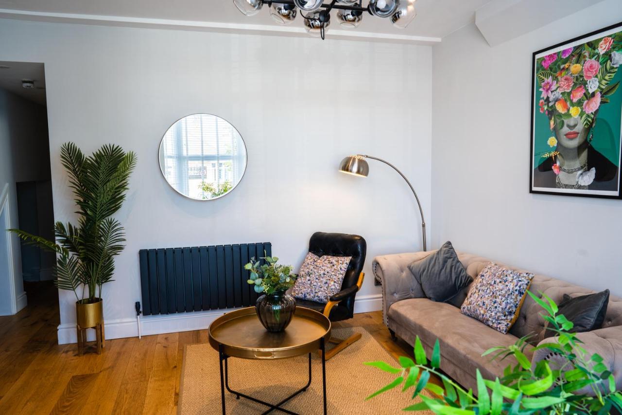 Apartment Central, Stylish 3 Bed With Sea Views *