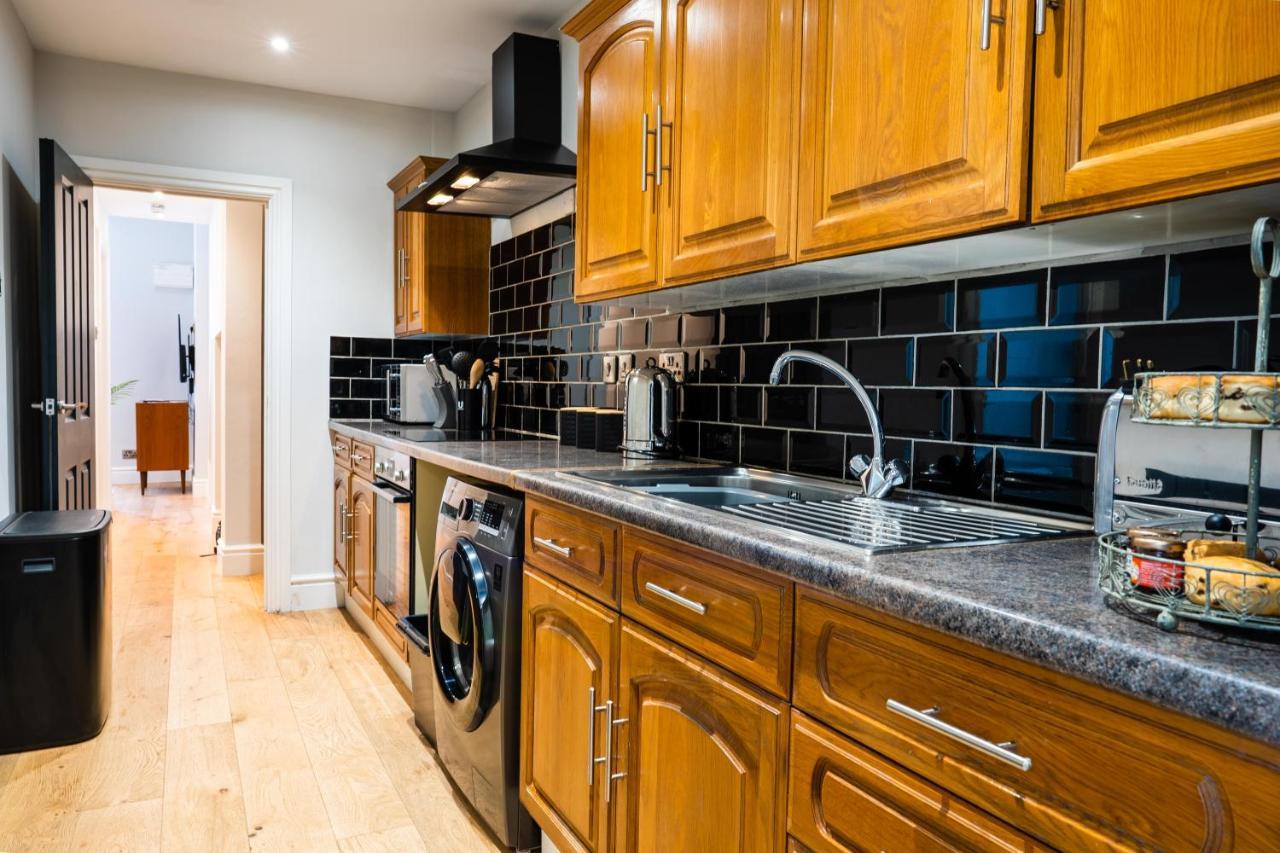 Apartment Central, Stylish 3 Bed With Sea Views