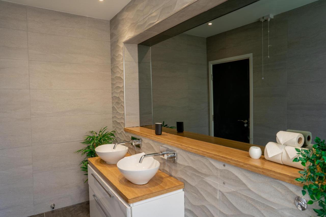 Central, Stylish 3 Bed With Sea Views Apartment *